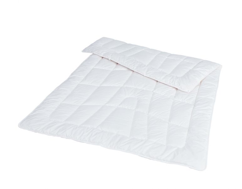 Light summer blanket with organic cotton cover.